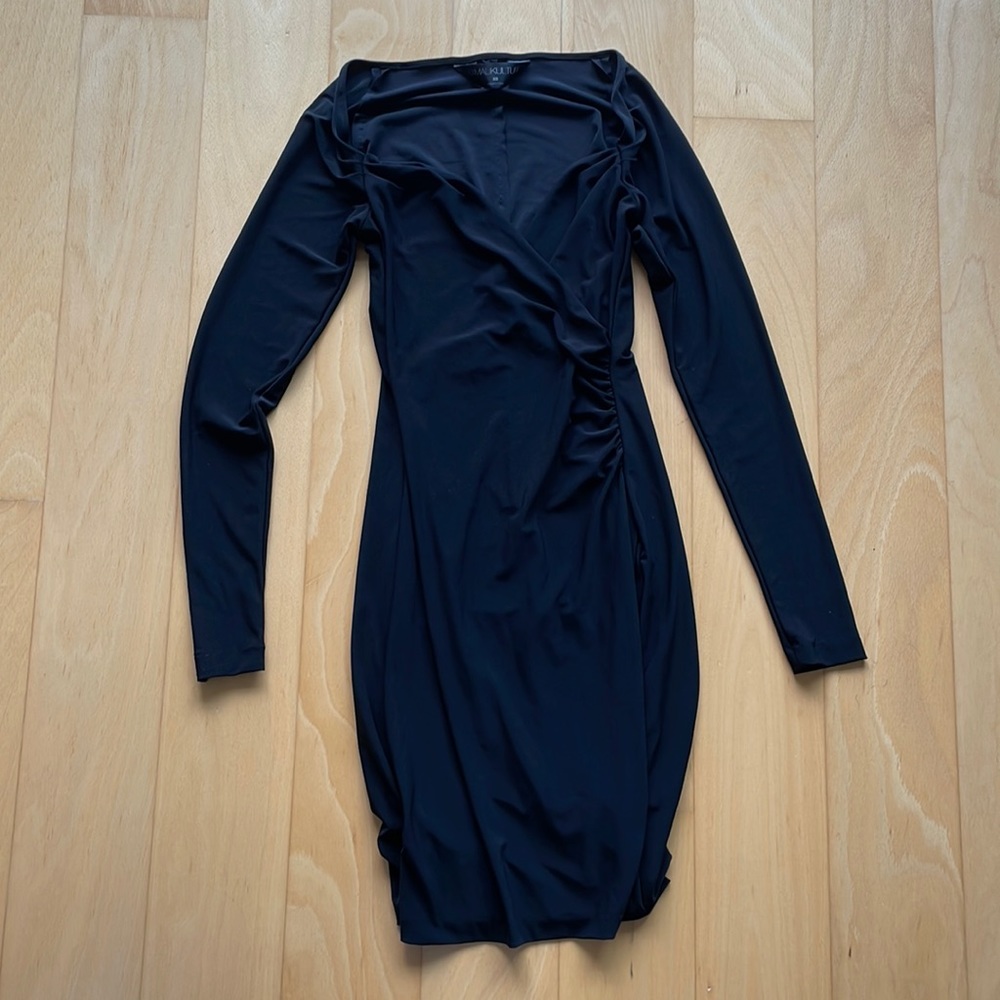 Flattering, sweetheart cut Norma Kamali black dress (KamaliKulture). Worn once